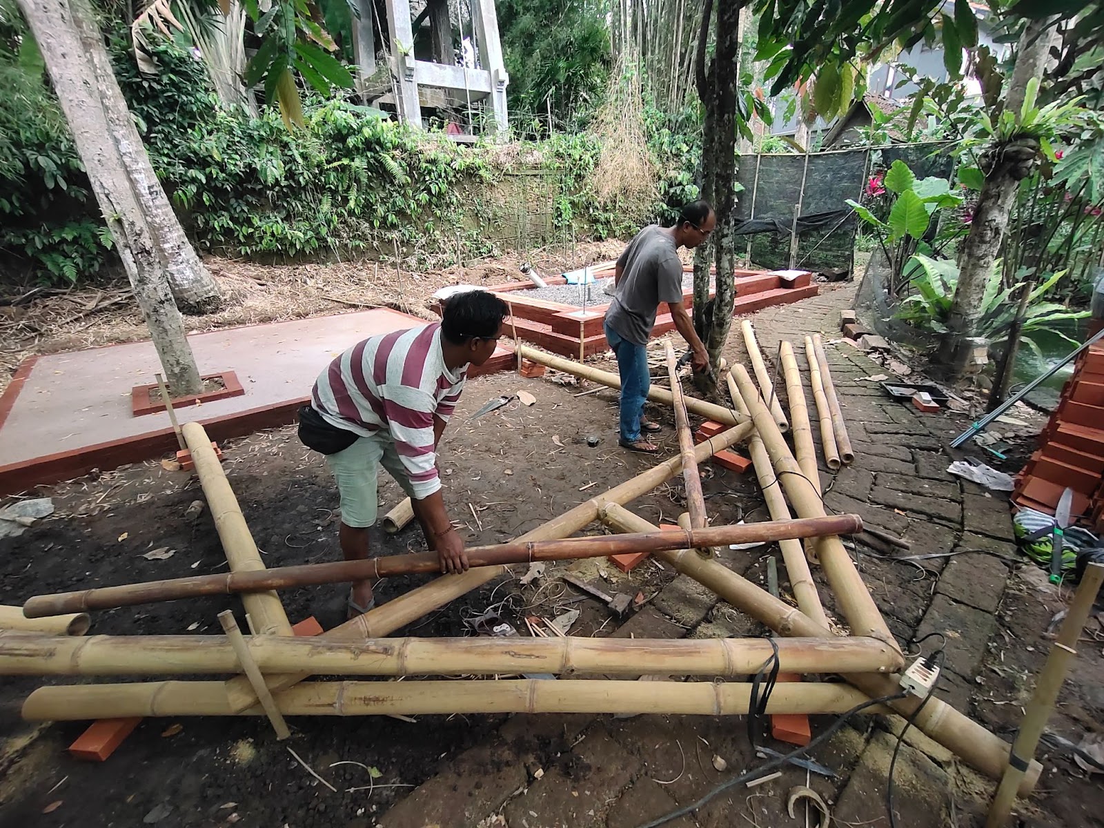 Building the structural frames on the ground using the template system