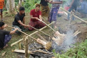 Sate using bamboo skewer in making 2