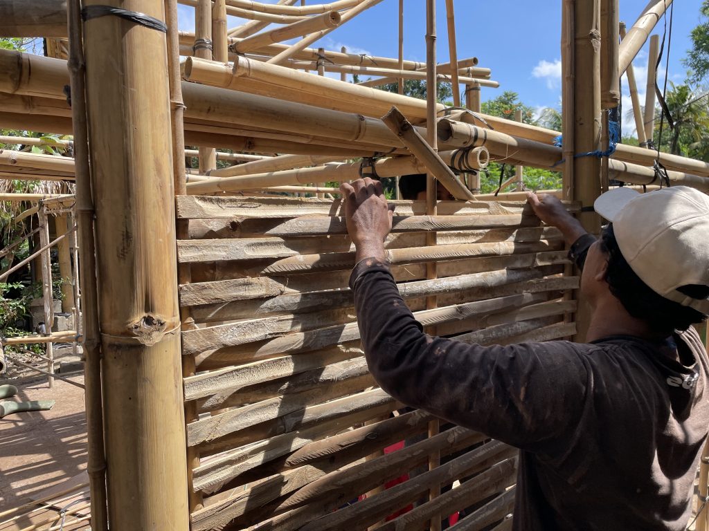 Weaving the wall frame using bamboo splits