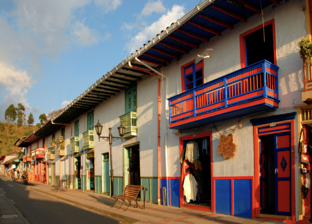 BAMBOO U - Street in Saliento, Quindio. Surprisingly, the walls of these colonial-style buildings employ Guadua mats in their interiors (Revista Credencial)